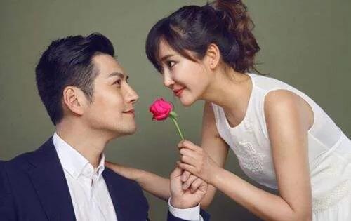而戏外的严宽不仅低调更是一个十足的宠妻狂魔,在面对妻子杜若溪时