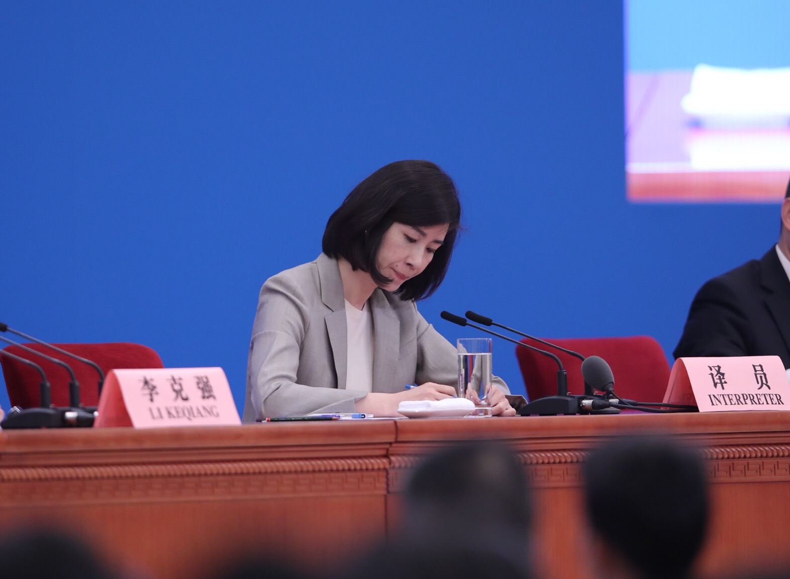 连续10年坐在总理旁边的女翻译张璐