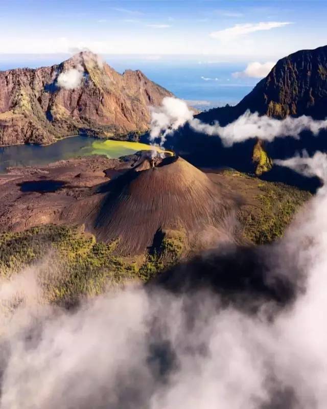 印尼小巽他群島中的一個島嶼,有印尼最高的山峰之一的林加尼山,有