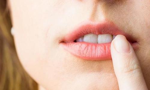 生活中嘴唇出现发麻的原因是什么呢
