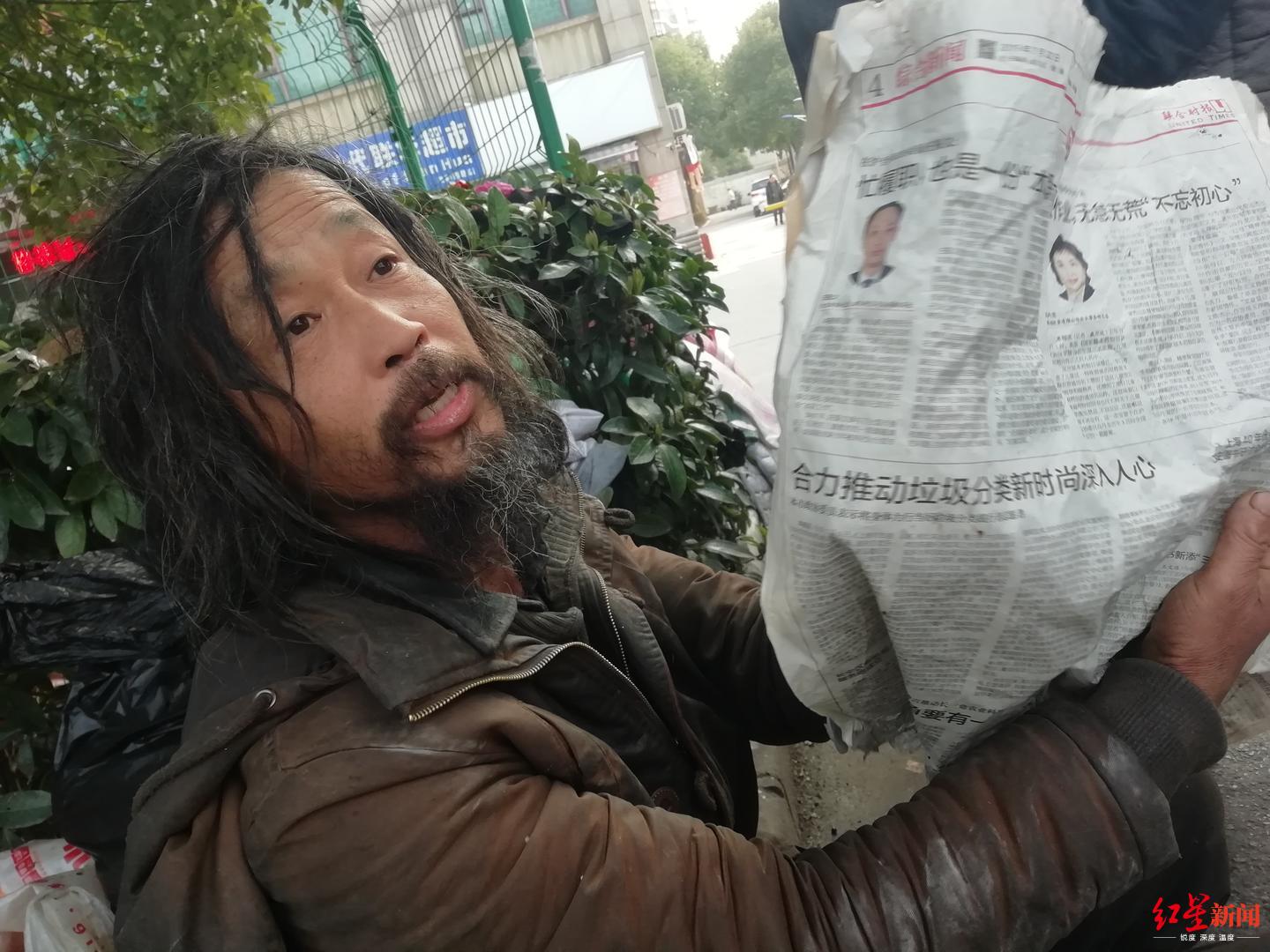 面对陌生人的镜头,他用标准的普通话讲《左传