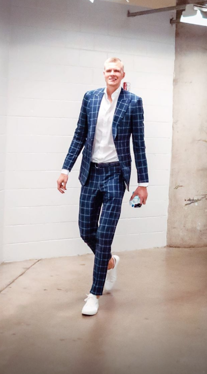 独行侠众将抵达球馆:波尔津吉斯深蓝色格子西装入场