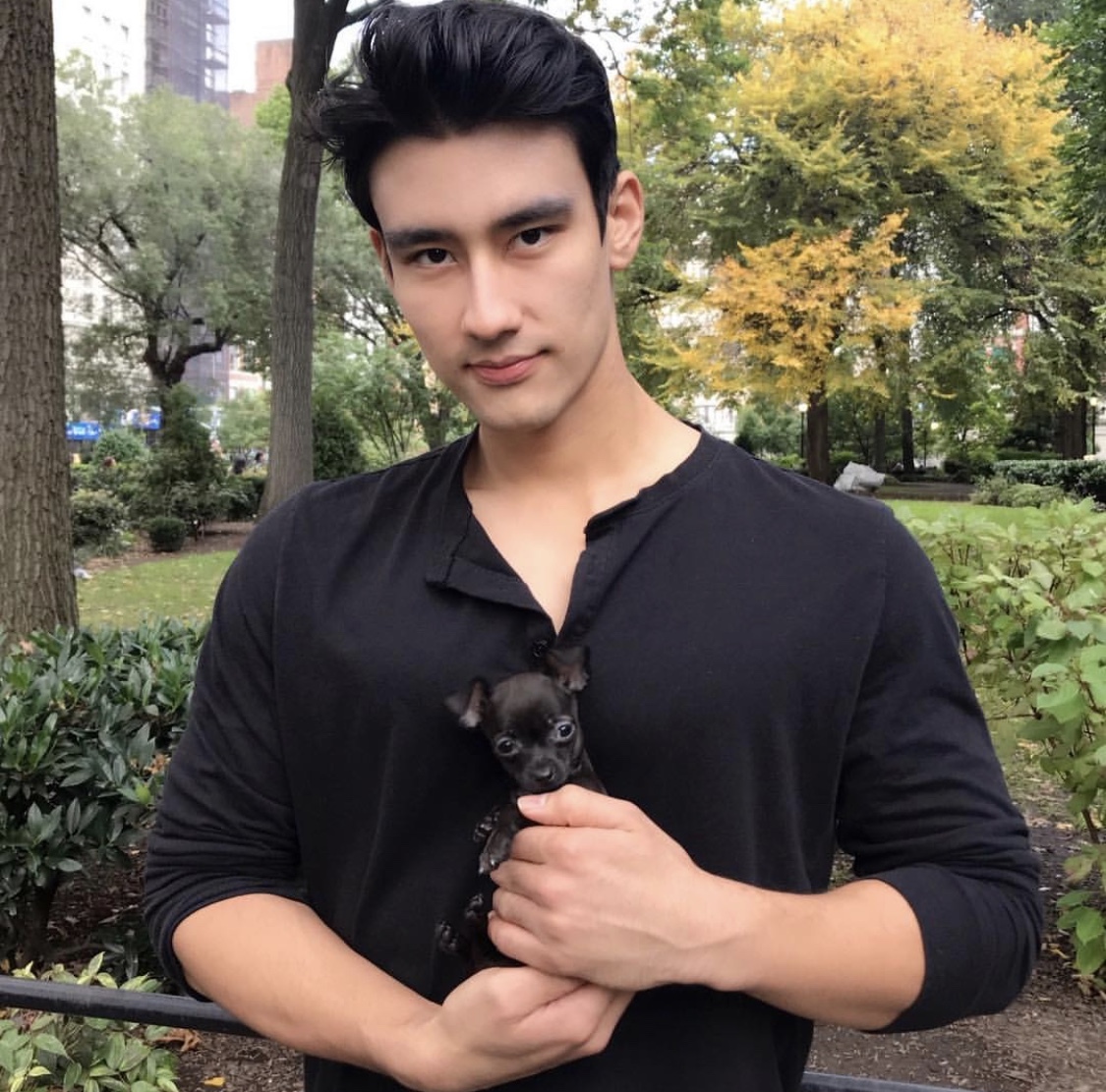 最火亚裔男演员长得好看收入高还是医生中的霸道总裁