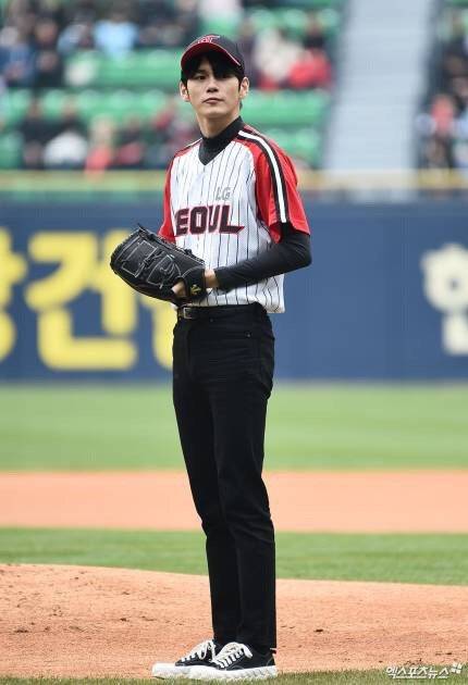 星闻帅气棒球王子邕圣佑为在蚕室举行的lgtwins棒球赛开球