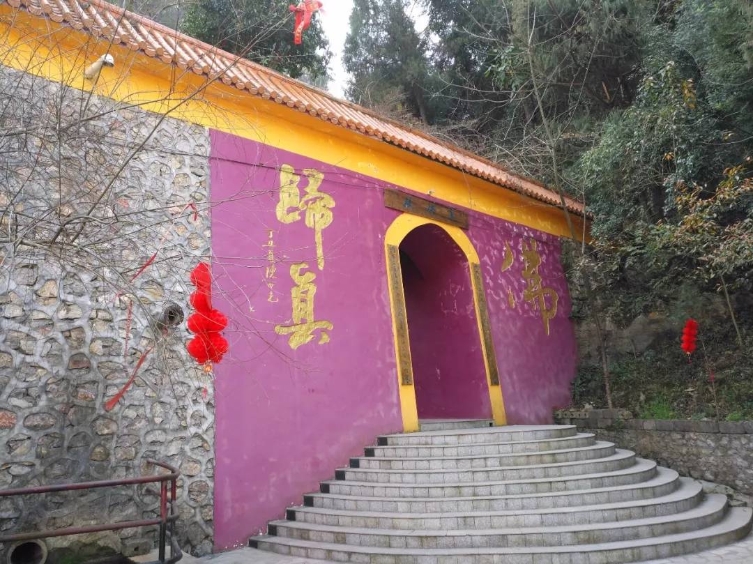 山洞里的神秘寺庙,里面供奉着近万尊佛像,全国罕见!__凤凰网