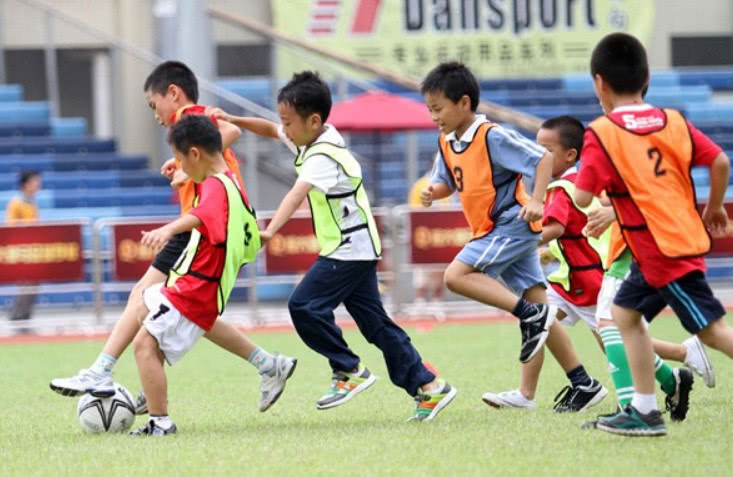 孩子踢足球担心他在踢足球的时候受伤你知道踢足球的好处吗