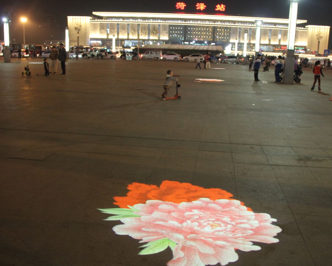 游客称赞菏泽火车站广场的灯光牡丹:高大上,很漂亮!