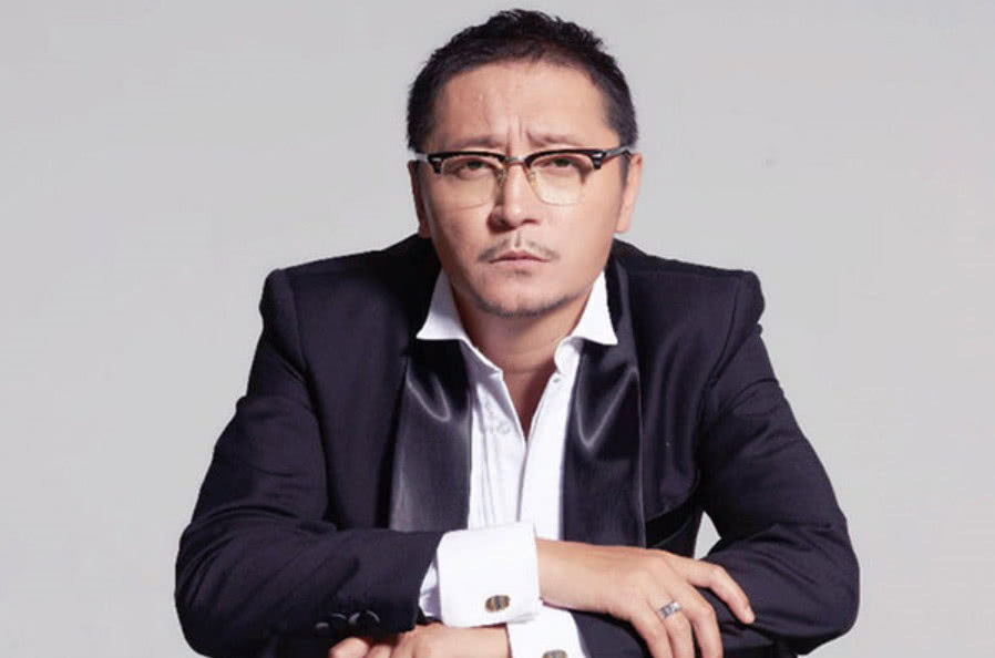 曾韵蓁也是一名演员,毕业于中央戏剧学院,非常擅长唱歌跳舞,当时她刚