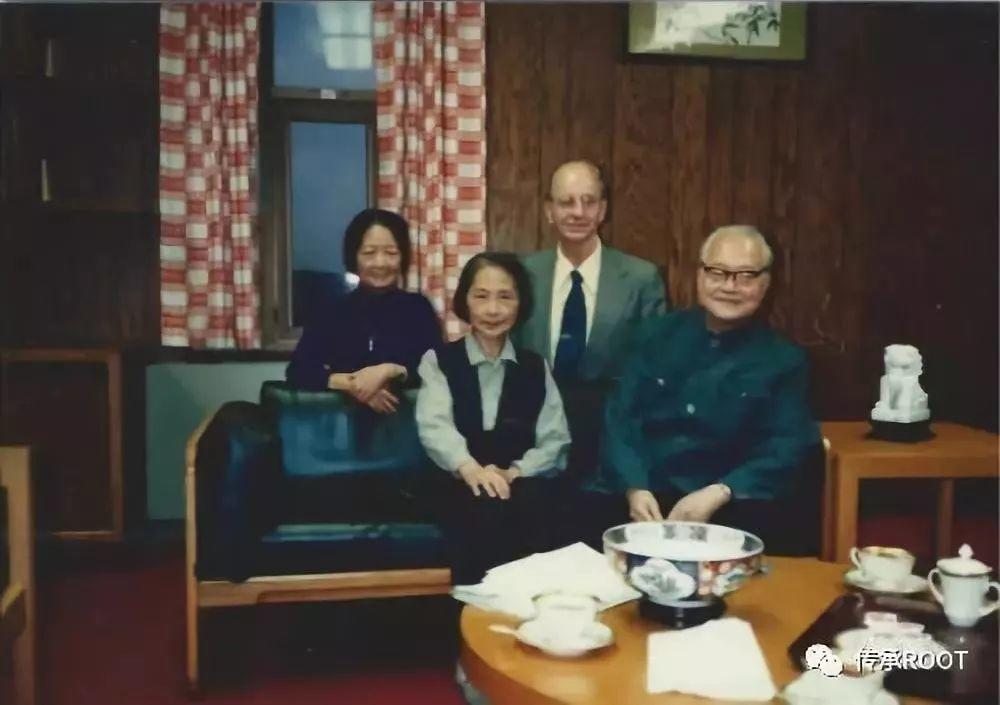 汉思陪同张充和一起归国 1980年沈从文访美讲学,汉思充当翻译,深受