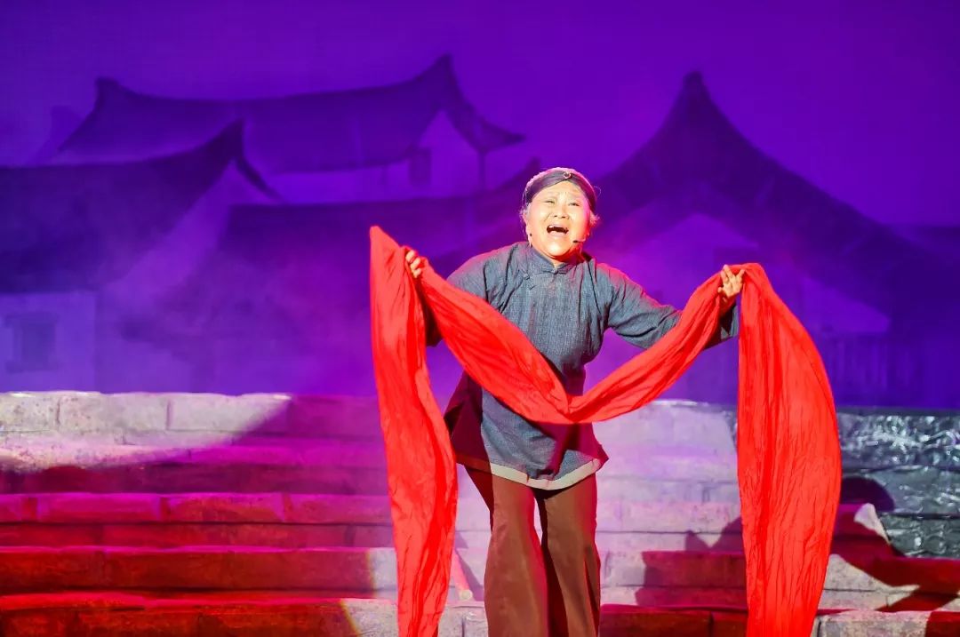 《十七棵松》在会昌县采茶歌舞剧院上演,来自瑞金市红色摇篮演艺公司