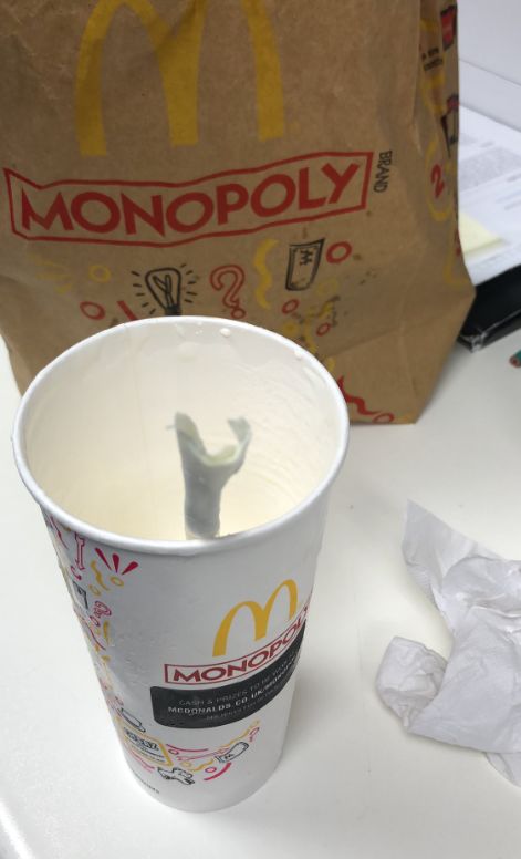 吸了一口麦当劳纸吸管后,英国人怒而请愿:还我塑料吸管!