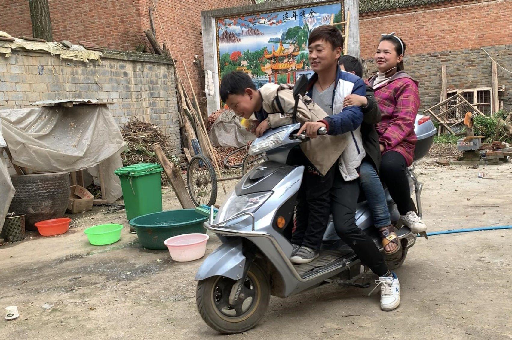 农村媳妇想五一回娘家,老公带着老婆去赶集,给丈母娘买点好东西