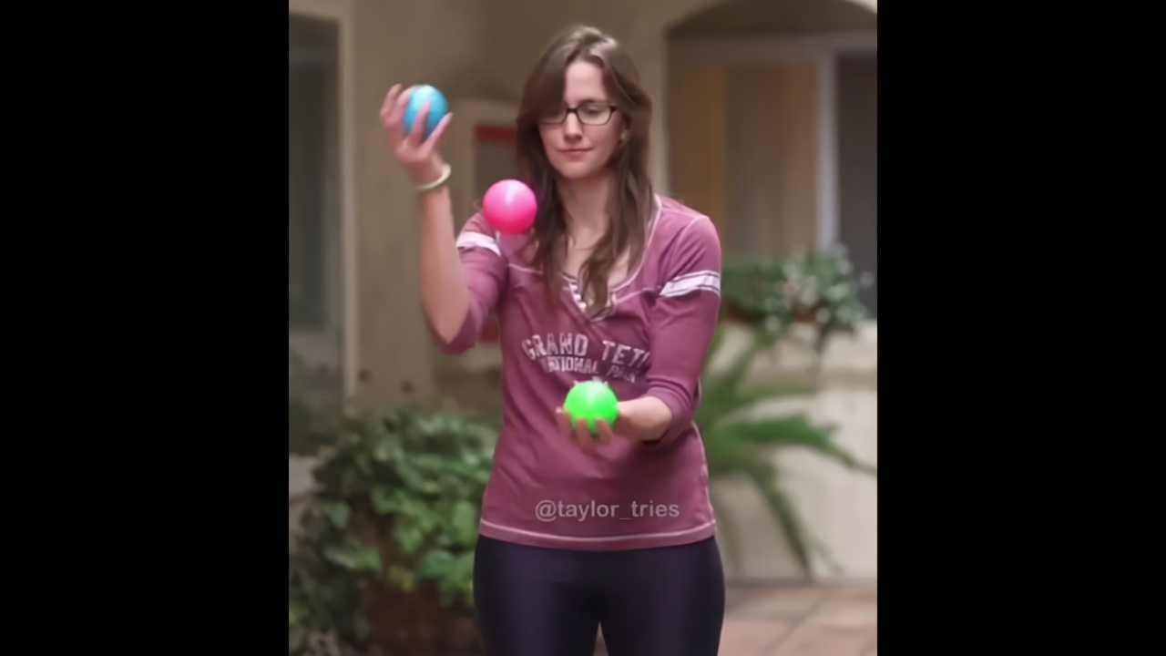 国外ins网红小姐姐玩杂技抛球出神入化,看完简直惊呆了!