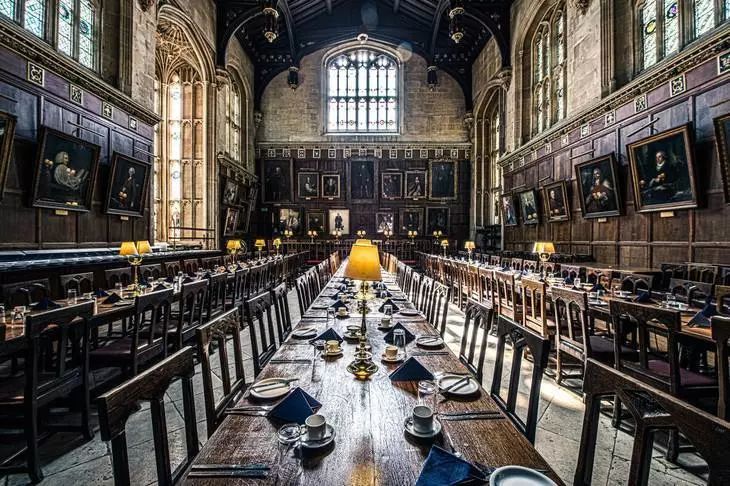 位于霍格沃茨城堡二楼的图书馆,是赫敏最爱去的地方.