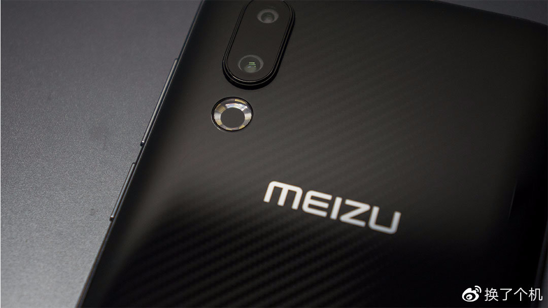 超窄边框,极限的额头和下巴,最小尺寸的前置摄像头,这些全都是为了