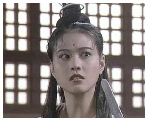 最美灭绝师太出席活动精心打扮但这个部位却出卖年龄