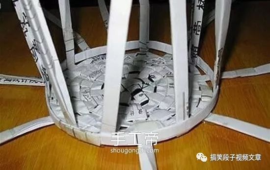 用废纸编废纸篓的方法,也就是把废纸折成细细长长的,当做藤条一样使用
