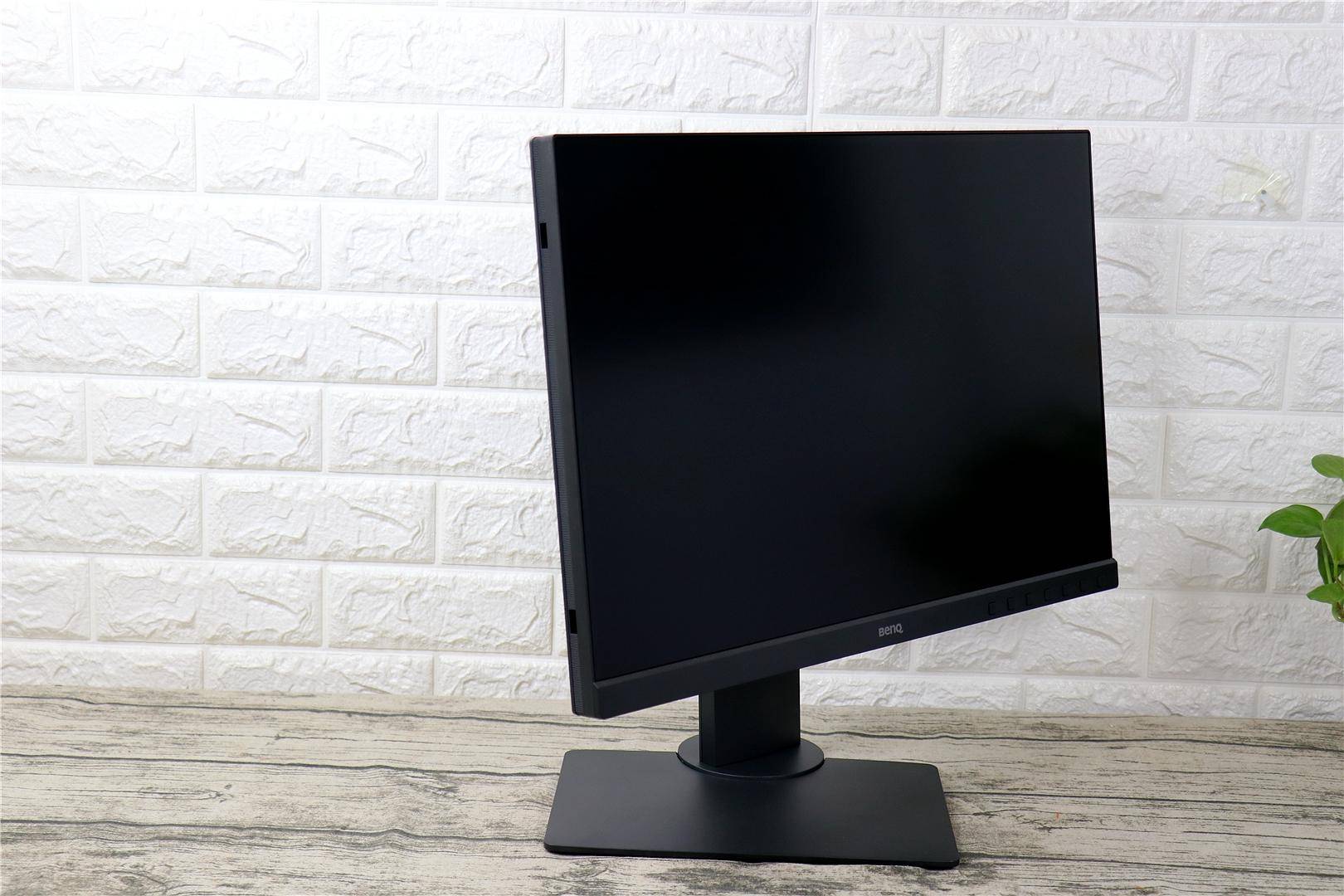 明基sw240支持90度;旋转和各种角度调整,以及调整显示器的高度.