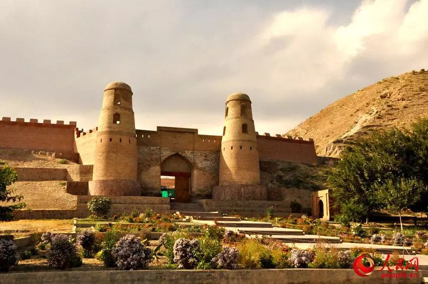 这里有清澈的伊斯坎德尔湖 这里有丝绸之路古遗址 这就是中国的好邻居