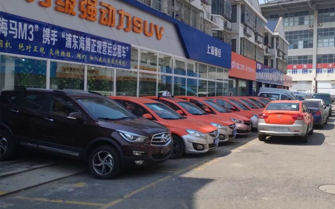 扬招点,在庞大的候机车队中,最新款的海马出租车已是5年前的福美来m5