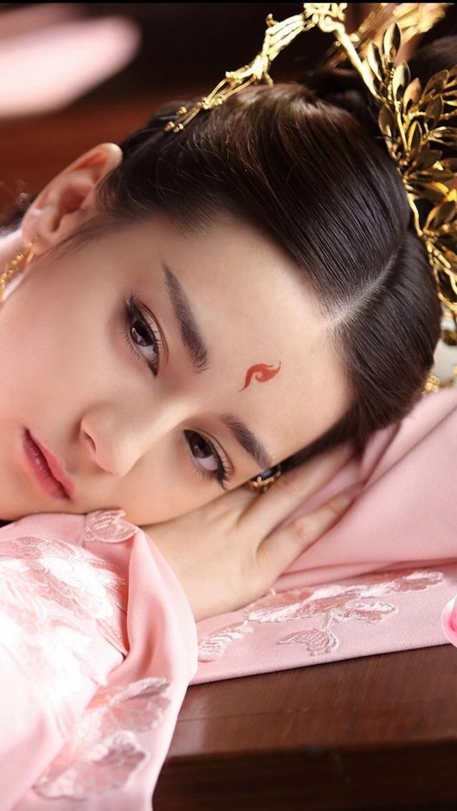 眉心一点红谁最美?赵丽颖霸气,热巴娇滴滴,最后却输给了男人!