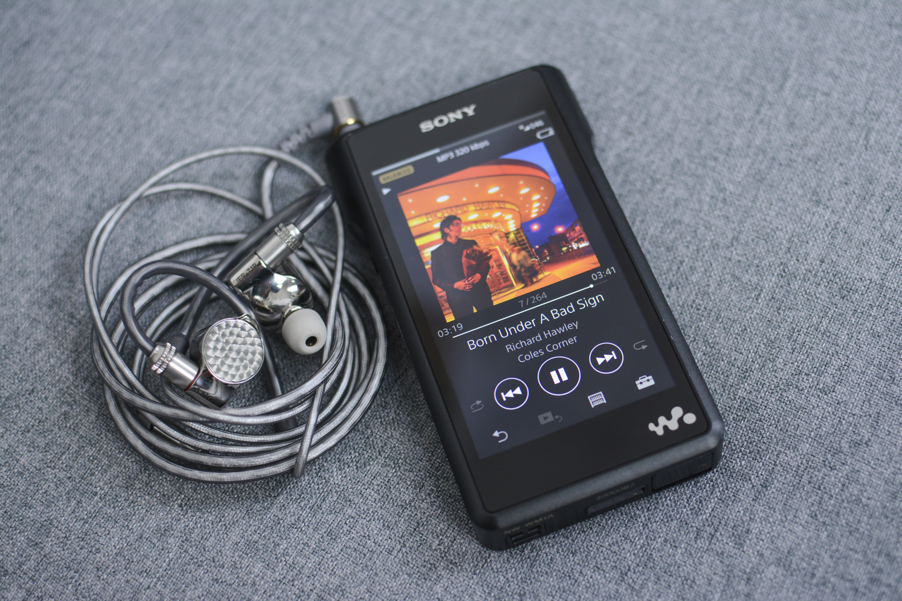 醇音系列中非常有代表性的一款产品,索尼ier-z1r从发布之初就备受关注