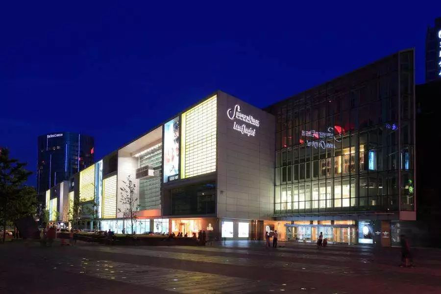 一到午休时刻,月坛公园里就挤满了来遛弯的金融街人,他们背着双手,半