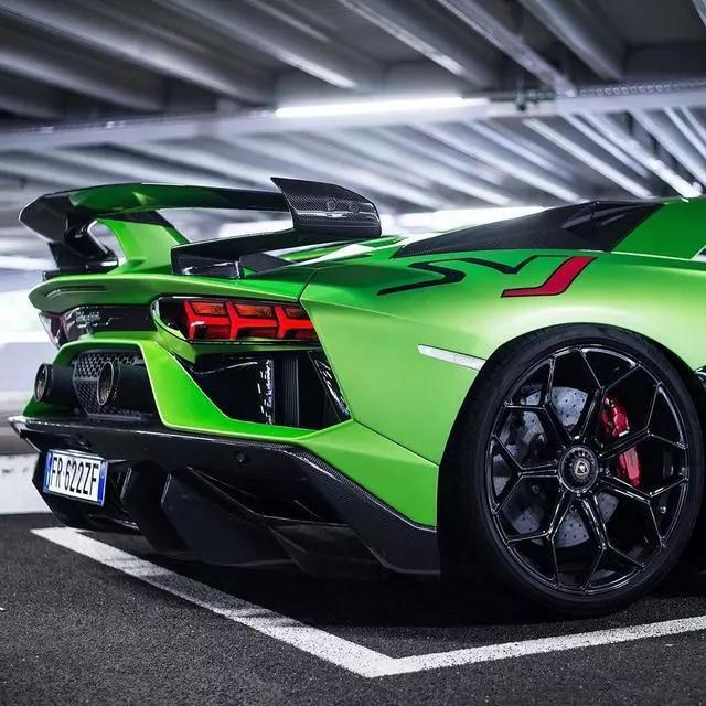 绿色埃文塔多svj地库大片,真低