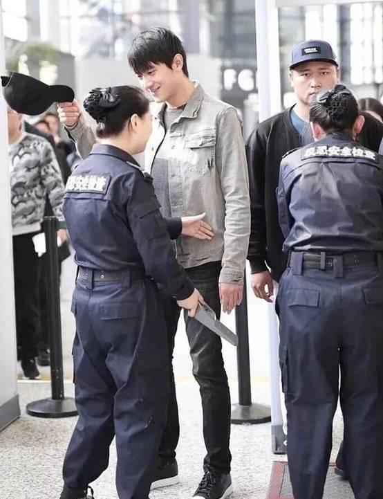 明星过安检各不同,李易峰呆萌杨洋撩人最与众不同要数他
