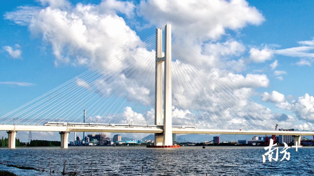 中国国内双线铁路最大跨度独塔混合梁斜拉桥——潭江特大桥.