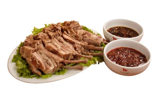 狗肉是朝鲜族人传统的佳肴,这种烀出来的狗肉,味道鲜美,香气扑鼻,而且