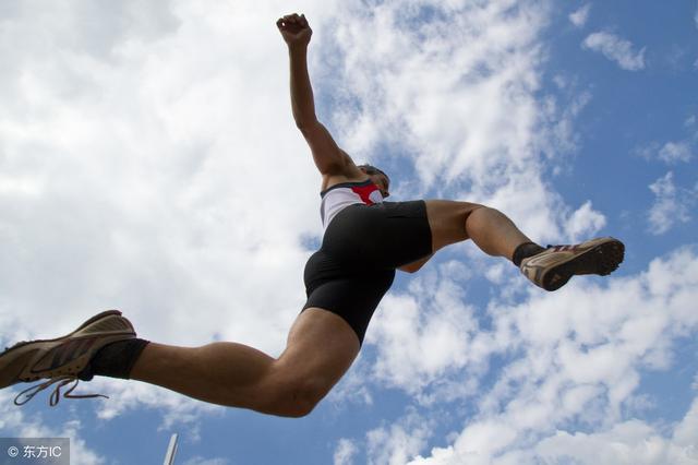 无论是跳高还是跳远比赛项目,都要在腾空阶段完成落地的准备动作