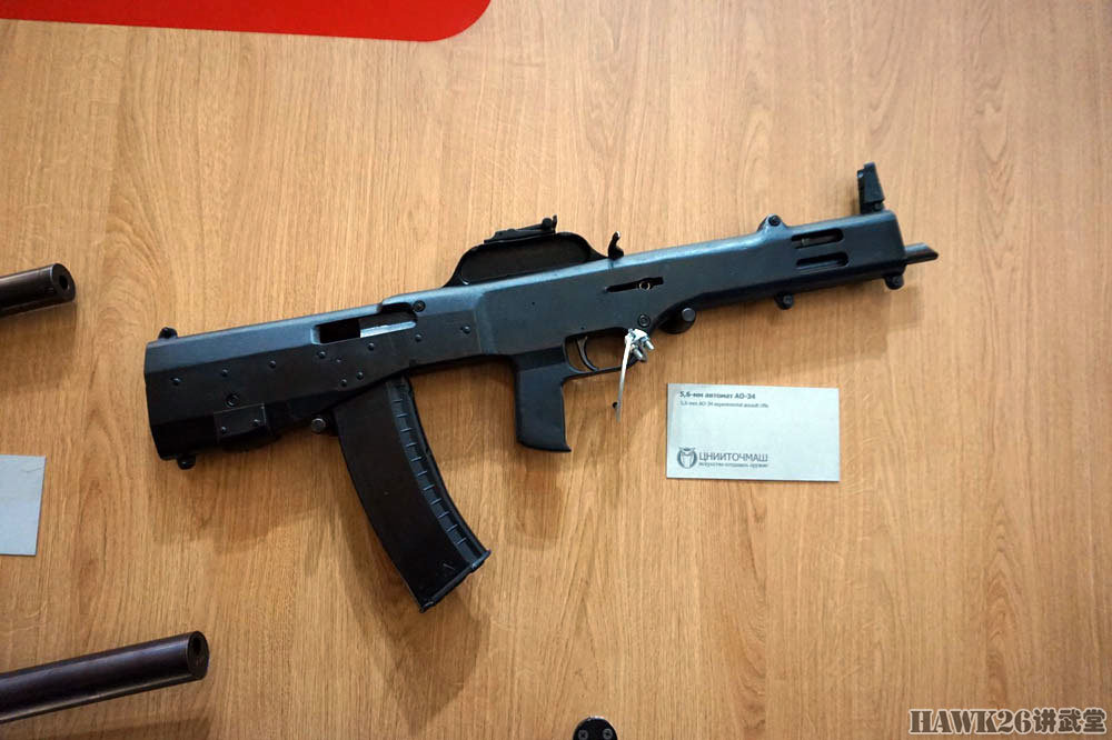 俄罗斯军事博主体验新型枪械 大口径微声步枪亮相