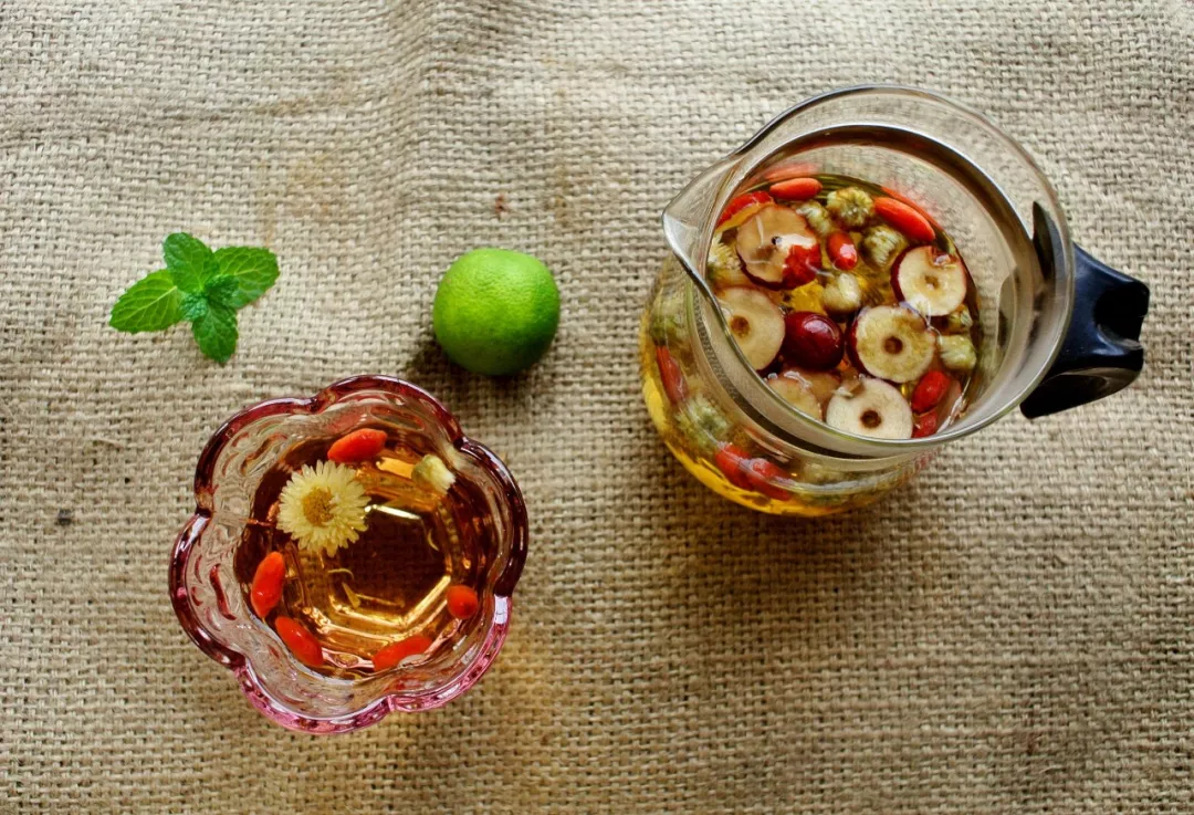 当红枣碰上绿茶,不但苦涩的绿茶会更加鲜甜舒爽,而且减肥功效也随之翻