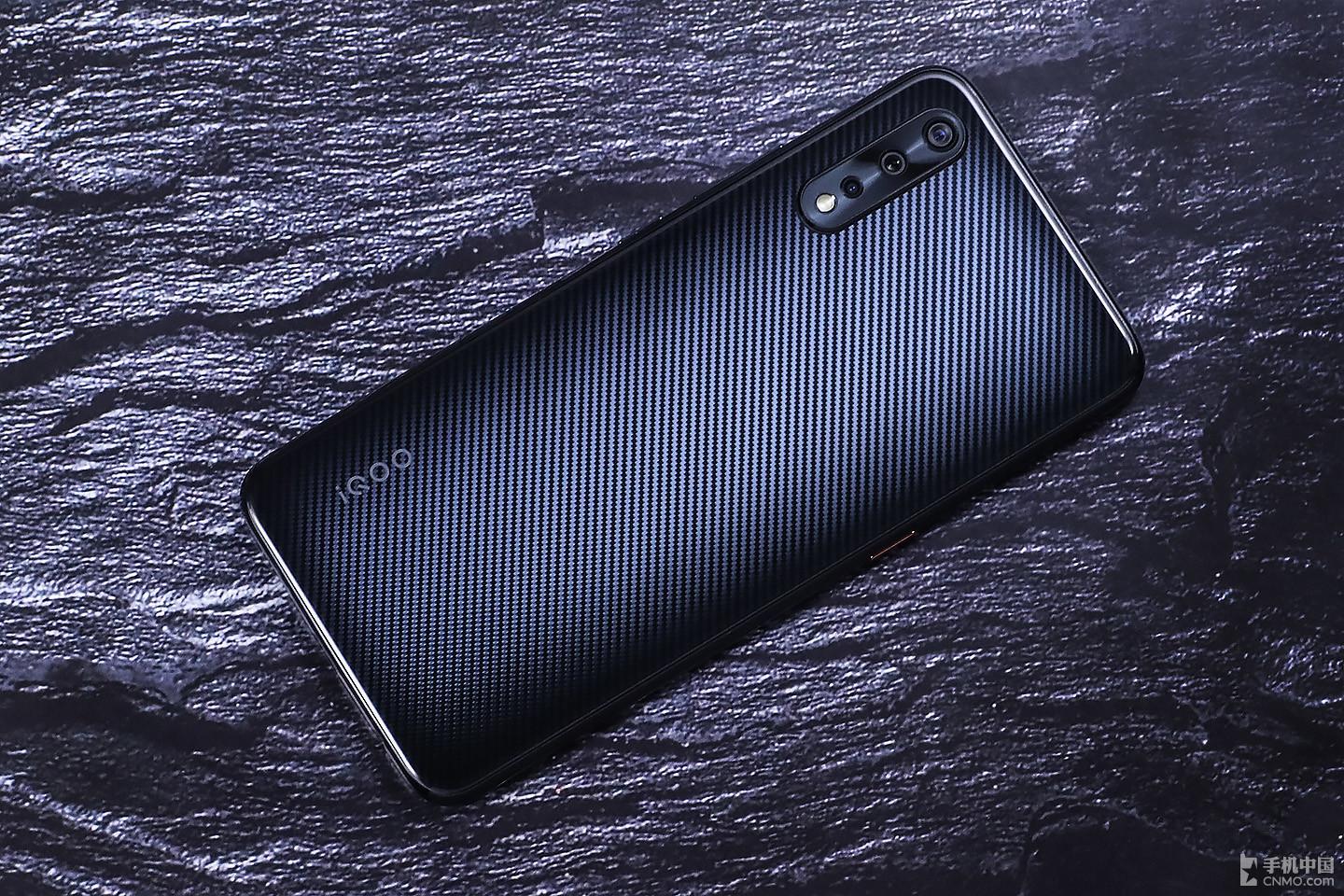 iqooneo碳纤黑图赏隐藏在玻璃盖板下的秩序