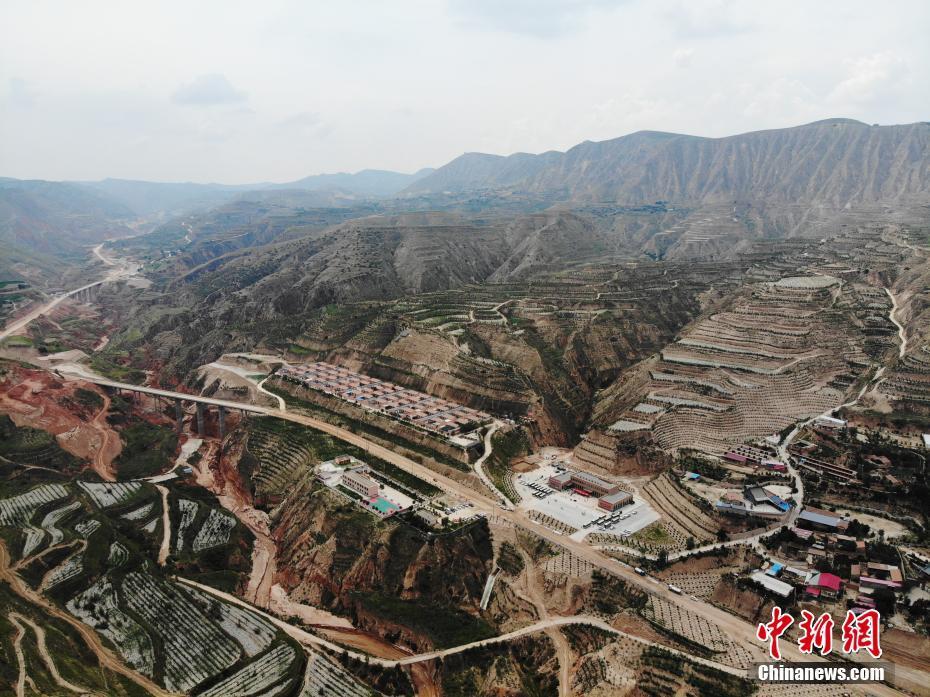 7月3日,航拍镜头中的甘肃东乡县大山深沟中的布楞沟村.