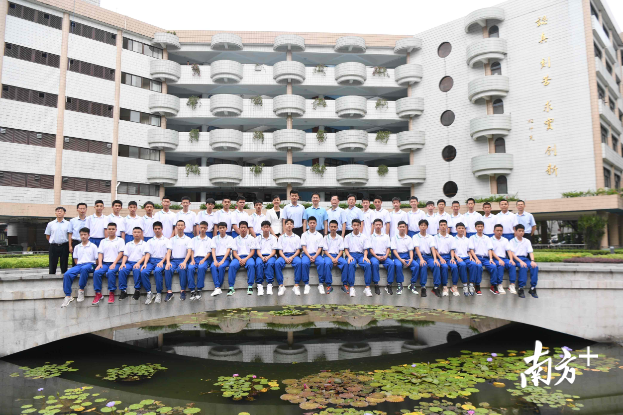 协议签署后,41名学员换上华附校服,在状元桥上合影留念.