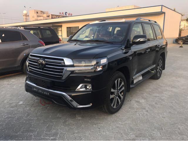 零18款中东版酷路泽5700vxs限量顶配,硬汉也有它柔情的一面!