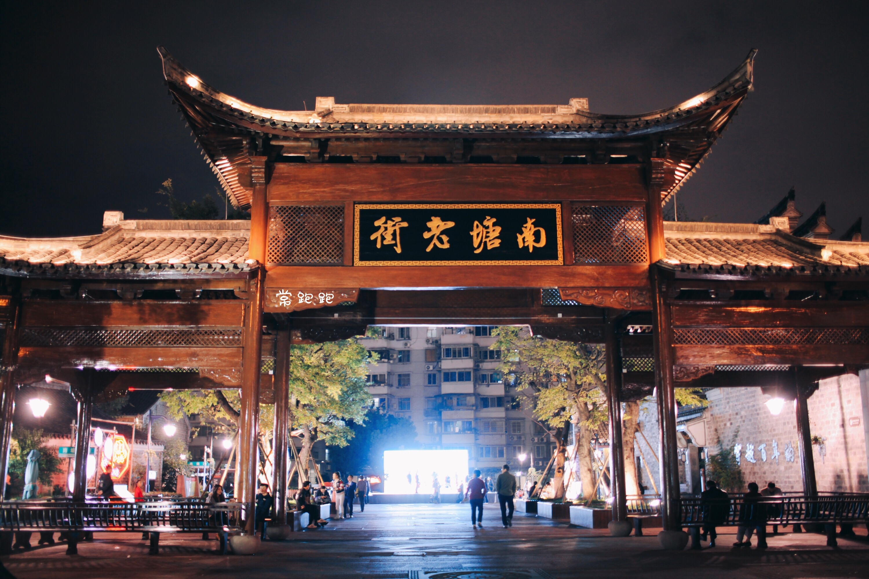 但是相比于热闹之余的夜市文化,南塘老街被推荐的时候,我从当地人语句