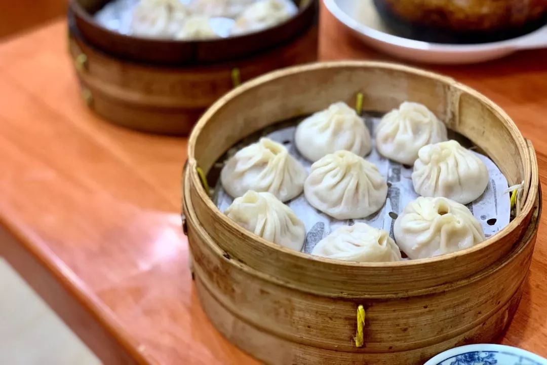 上海人心里的风味人间 全在这枚充满褶子的小笼包里