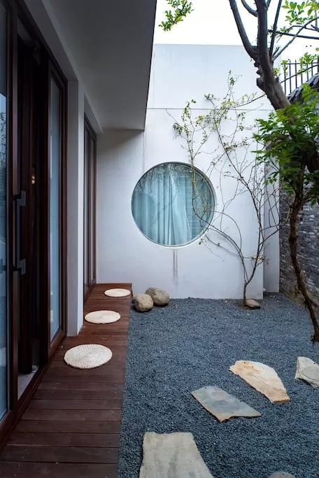 穿过小天井,三进小院便是客房和茶室.