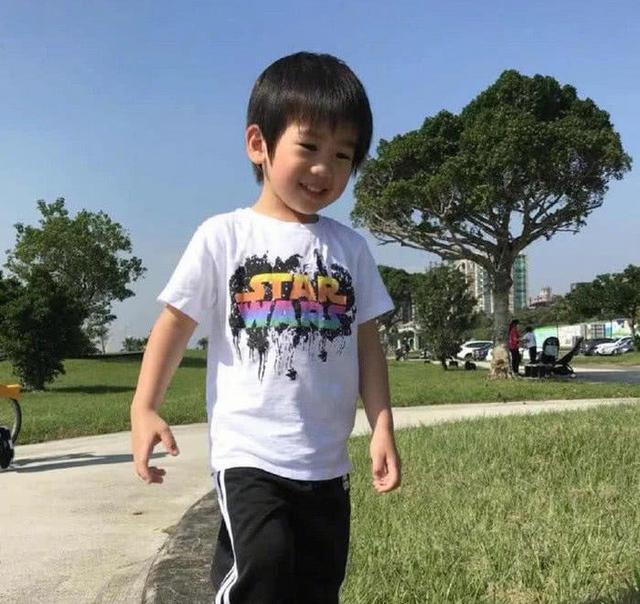 林志颖有三个儿子,唯独kimi继承了好基因,双胞胎长相不一样