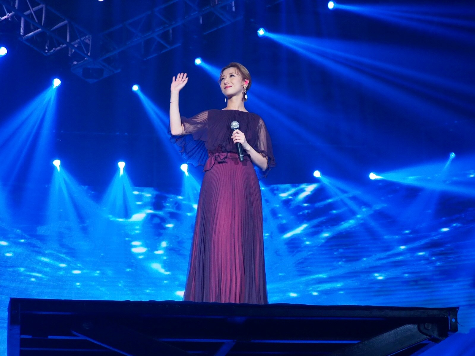 泳儿《粤语歌曲排行榜颁奖典礼》夺三座大奖 hifi级靓声名不虚传