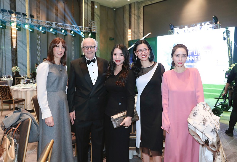余晚晚携前首相夫人出席福布斯论坛 分享创业历程引发关注_凤凰网