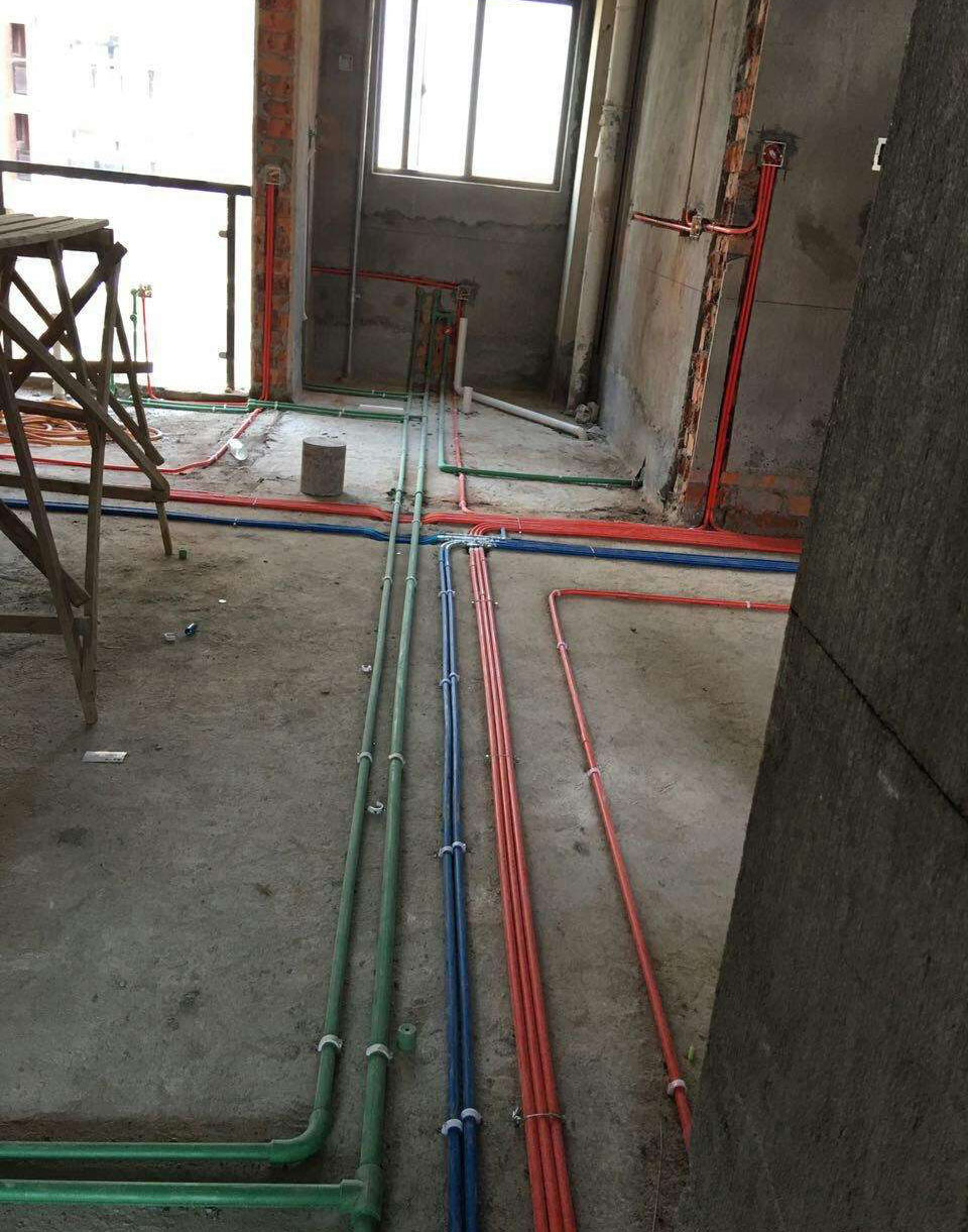 装修时水电改造,水电走顶还是走地比较好?