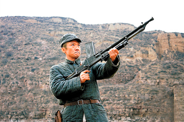 新老亮剑对比:同样是李云龙抗捷克式机枪,一个帅气,一个朴实__凤凰网