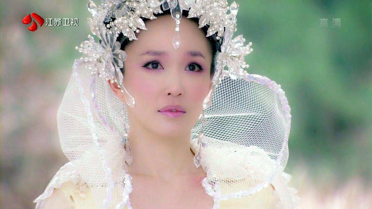 在《奔月》中,范文芳主演了月宫仙子嫦娥一角,一袭白衣蹁跹,眉心一点