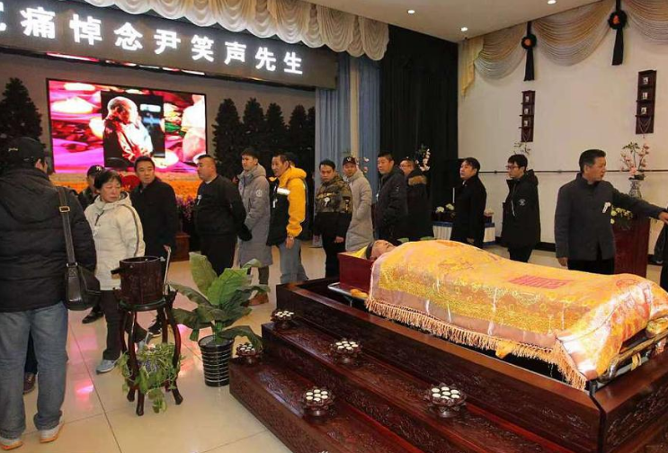 相声大师尹笑声追悼会,众嘉宾瞻仰遗容,侯耀华穿"孝服"送别