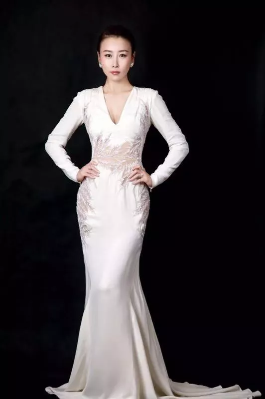 拖尾长裙让这套造型更加大气,礼服合体的剪裁将毛俊杰完美的好身材展