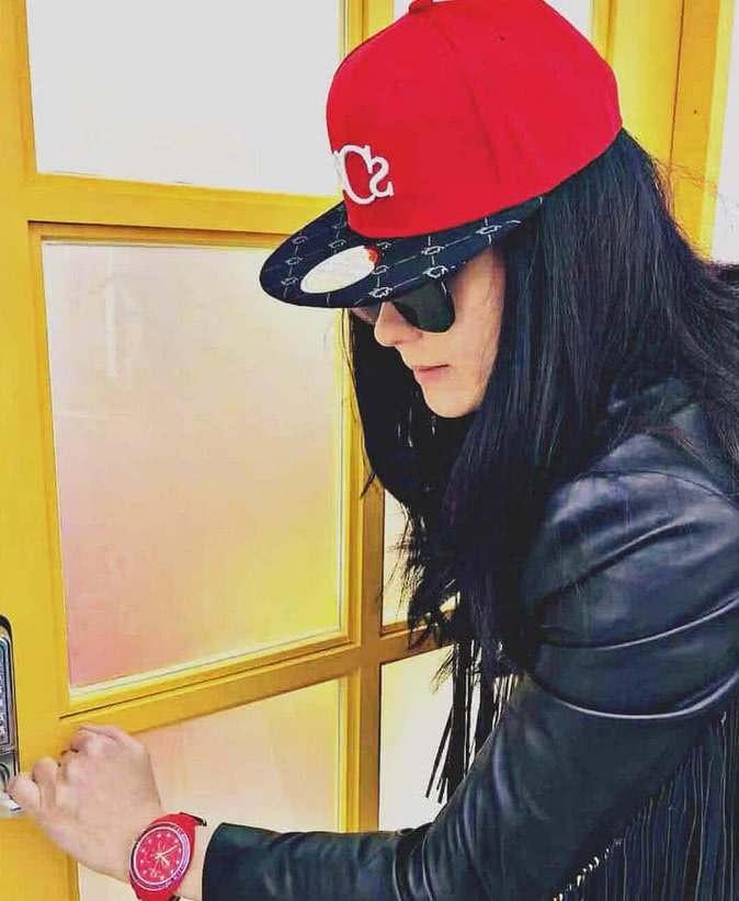 张柏芝创个人潮牌,亲自当模特晒美腿